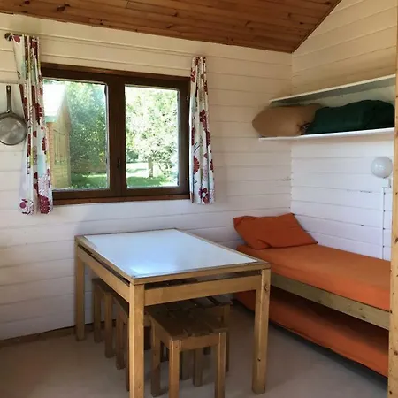Domaine De L'ours / אתר קמפינג 3*