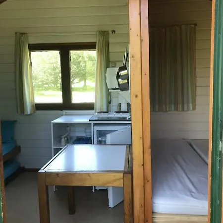 Domaine De L'ours / אתר קמפינג 3*